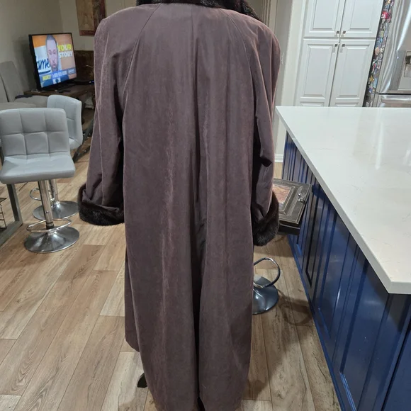 Chic Women's MochaTrench Coat with Fur Collar.  Fur Removes From Entire Coat - Picture 3 of 8